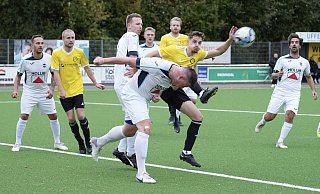 Die Wellensieker Florian Lotthammer (v.l. gelbe Trikots) und Moritz Schmidt schauen genau hin, wie sich Kollege Christian Siemens gegen Rietbergs Marc Birkenhake anstellt. Am Ende freute sich der VfR über einen 2:1-Heimerfolg. - Peter Unger