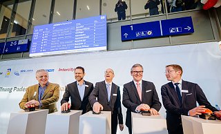 Drückten den Buzzer, um symbolisch die Anzeigetafeln einzuschalten: Josef Dolp (Chief Operating Officer Deutsche Hospitality), Stephan Boleslawsky (Leitung Personenbahnhöfe DB Infrago im Regionalbereich West), Heinz Hillebrand (Geschäftsführer PB1), Bürgrmeister Michael Dreier und NRW-Staatssekretär Daniel Sieveke. - Besim Mazhiqi