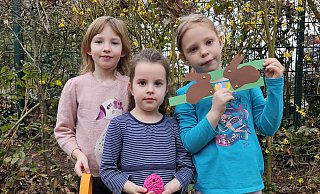 Die kleinen "Bastelmäuse" Milana (6, v. l.), Lorena (5) und Sophia (6) aus der Gruppe der "Blauen Flitzer" haben schon fleißig für den großen Osterspaß 2024 gebastelt. - Alexandra Stratmeier