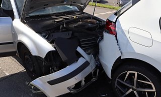 Die Autos wurden bei dem Unfall stark beschädigt. - Polizei