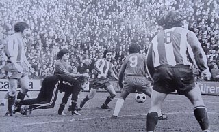 Das Spiel seines Lebens: Dieter Pries (2. v. l.) scheitert im August 1972 auf der Alm an Fortuna Kölns Torhüter Wolfgang Fahrian. Die mit 0:4 verloren gegangene Partie aber wird er nie vergessen. - Karl-Heinz Stroese