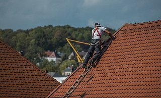 Bei Handwerkern, die einfach vor der Tür stehen, ist Vorsicht geboten. - Symbolfoto: Pixabay