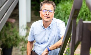 Auf seinem Laptop hat der Borgholzhausener Wolfram Eberhardt etliche Erinnerungen an seine Reise in die Ukraine. - Andre Schneider