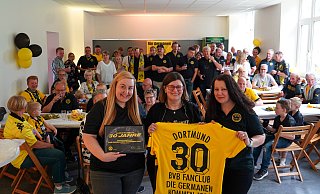 Zum Jubiläum überbrachte die BVB-Fanbeauftragte Petra Stücker (M.) die Glückwunsche und Geschenke von Borussia Dortmund an den BVB Fanclub "Die Germanen kommen", Alessa Reiß (l.) und Sandra Tegeler freute sich über die Urkunde und das Trikot. - Yvonne Gottschlich
