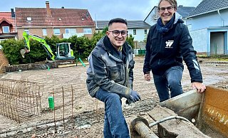 Karmand Tofiq (l.) kann auf den Baustellen von Wegener, wie hier in Borchen, kräftig zupacken. Co-Geschäftsführer Christoph Wegener ist froh, den 27-Jährigen im Team zu haben. Der Betrieb hat noch einiges mit ihm vor. - Jens Reddeker
