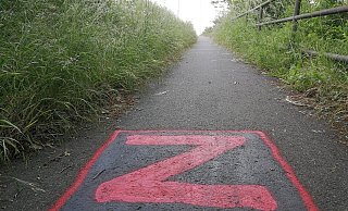 In ganz OWL sind bereits Z-Symbole an Wände oder auf Straßen geschmiert worden, wie hier in Löhne (Kreis Herford). Das Zeichen gilt als Billigung des russischen Angriffskrieges in der Ukraine. - Ulf Hanke