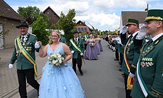 Das Herbramer Königspaar Elmar und Sabrina Koch beim großen Festumzug. - Heimatschutzverein Herbram