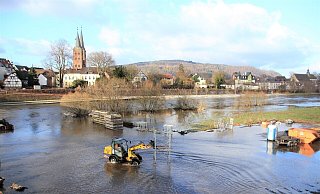 Ein Radlader holt auf der Brückenbaustelle ein Gerüst aus der Weserflut. - David Schellenberg