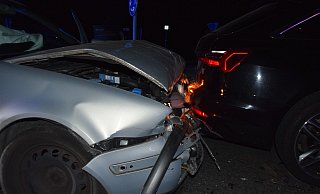 Der Bielefelder krachte in der Nacht in einen Audi und musste zur Blutprobe mit auf die Wache. - Polizei Herford