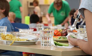 In den städtischen Kitas soll es anstatt zwei Mal nur noch ein Mal wöchentlich Fleisch geben. - Holger Kosbab