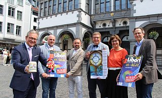 Bürgermeister Michael Dreier (v. l.), David Luedtke und Marc Petter (Vorstand Schaustellervereinigung Paderborn), Thomas Throenle (Erzbischöfliches Generalvikariat), Brunhilde Konersmann (stv. Vorsitzende Ausschuss für Märkte und Feuerwehr) sowie Jens Reinhardt (Leiter Amt für Öffentlichkeitsarbeit und Stadtmarketing). - Viktoria Bartsch