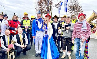 Das Prinzenpaar der Blau-Weißen, Julia Schlüter, die Schwungvolle, und Florian Berhorst, der Musikalische inmitten der Musiker der Musikvereine aus Thüle und Scharmede. - Carola Drabon
