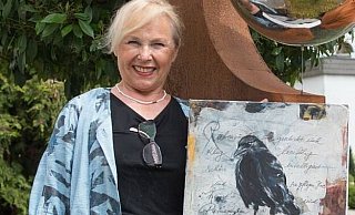 Große Tierfreundin und Rabenvogel-Expertin: Liane Przybilla hat sich auch künstlerisch ihren schwarzen Lieblingen verschrieben. - Ralf Bittner