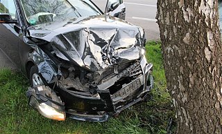 Der Audi wurde nach der Kollision gegen einen Baum geschleudert. - Polizei Minden-Lübbecke