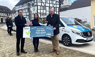 Der stellvertretende NPH-Geschäftsführer Bernd Adelmeyer (l.) und der HöxteranerBürgermeister Daniel Hartmann (r.) gratulierten der 150.000sten Nutzerin desHolibri, Yana Al Kalkha (Mitte), und überreichten ihr am Haltepunkt am Bahnhofsgelände einen Blumenstrauß mit einem Einkaufsgutschein der Werbegemeinschaft Höxter. - NPH