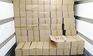 Polizei und der Zoll hatten Zigaretten im Wert von 2,3 Millionen Euro gefunden. Foto: Die Harke - PS