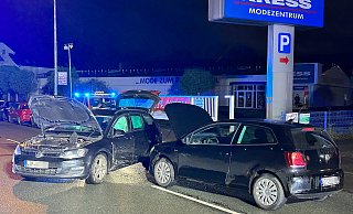 Beim Zusammenstoß zweier Personenwagen auf der Neuhäuser Straße blieben alle drei Insassen unverletzt. - Ralph Meyer