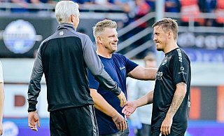 SCP-Coach reicht seinem Neuzugang Max Kruse nach Spielschluss die Hand. Links ist Paderborns Co-Trainer Frank Kaspari zu sehen. - Besim Mazhiqi