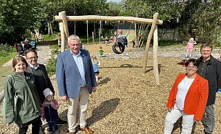 Der offizielle Teil: Karolin Bludau von der Stadt (von links), Bauleiter Hendrik Laue, Bürgermeister Daniel Hartmann, Baudezernentin Claudia Koch und Landschaftsarchitekt Hans-Peter Rohler eröffnen das neue Gelände. - Ralf T. Mischer