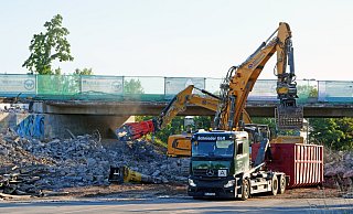 Wie beim ersten Abrissbereich der B64-Brücke muss die Borchener Straße im Bereich Mönkeloh voll gesperrt werden. (Archivbild) - Ralph Meyer