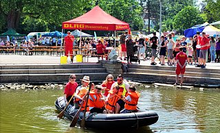 Die DLRG schipperte mit den jungen Gästen und ihren Eltern auf dem auf dem Teich im Steinmeisterpark einmal um die Insel. - Gerald Dunkel