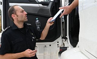 Es fängt an mit einer normalen Kontrolle der Autobahnpolizei, am Ende sitzt der Lkw-Fahrer in Haft. - Symbolfoto: picture alliance / dpa
