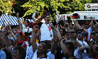 Die Begeisterung steigt auf dem zentralen Platz in der Neustadt mit jedem Tor: Im Juni 2006 brachte die WM die Menschen zusammen. - NW-Archiv/David Schellenberg