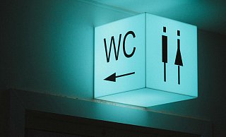 Coitus interruptus: Plötzlich entbrannte durch die Toilettentür ein Streit, der mit Faustschlägen gegen zwei Bielefelderinnen endete. - Symbolfoto: Unsplash / Creative Commons
