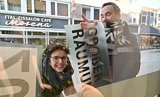 Zwei Mitarbeiter plakatieren den Räumungsverkauf bei Klingemann an den Schaufensterscheiben. - Thomas Kube