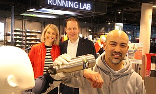 Das Unternehmerehepaar Heike und Jens Klingemann mit Sport-Abteilungsleiter Karsten Gonzaga. - Burkhard Battran