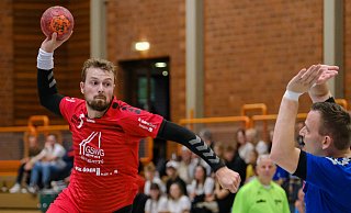 Maurice Cahsel (am Ball) und die Senner siegten in Mennighüffen klar. - Foto: Andreas Zobe/NW
