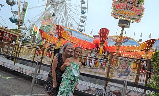 Fanden die Fahrt mit dem "Voodoo Jumper" einfach super: Bianca Gockel und Marleen Bohla (10) hatten ihren Spaß. - Peter Heidbrink