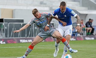 Darmstadts Stürmer Phillip Tietz (r.), hier beim Saisonfinale im Mai 2022 gegen SCP-Verteidiger Jasper van der Werff, trifft am Ostersonntag erneut auf seinen Ex-Klub Paderborn. - picture alliance/dpa