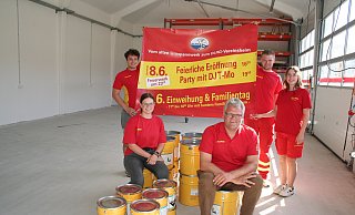 Niklas Vahle, Finn Kleeschulte und Sarah Unterhalt halten das Banner für die Einweihungsfeier. Auch der Vorsitzende Dirk Kleeschulte und Sophie Antonek laden dazu ein. - Johannes Büttner