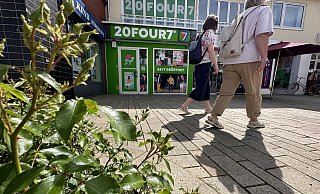 Außen hui, innen alles ausgeräumt: Nur die Deko des Automatenkiosks steht noch in Bad Driburg. Die Automaten hängen in Paderborn. - Ralf T. Mischer