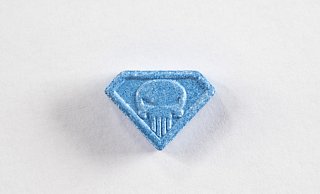 Zwei Ecstasy-Pillen "Blue Punisher" wurden nun in Paderborn entdeckt. - dpa