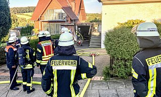 Zahlreiche Einsatzkräfte eilten zu der Garage (hinten) an der Wachtrupstraße in Lämershagen. - Jens Reichenbach