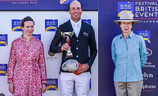 Anuschka Bayer (v.l.), Preisträger Tim Price und Prinzessin Anne nach der Verleihung des Horses for Heroes Preises. - Hannah Cole Photography