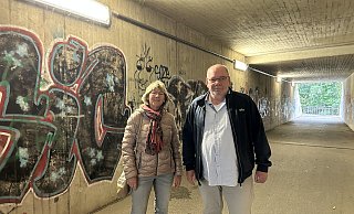 Karin Heimke und Frank Helming von der Rehmer Initiative und dem Rehmer Vereinsring wollen mit neuen Motiven die Unterführung einladender gestalten lassen. - Nicole Sielermann