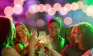 Leider nicht so glücklich und wie geplant mit allen zusammen konnten einige Abiturienten jetzt am Freitag ihren Abiball feiern. - lev dolgachov