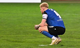 Arminia Bielefelds Torschütze Louis Oppie ist nach dem späten 1:1-Ausgleich in Ingolstadt sichtlich geknickt. - IMAGO/Zink