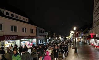 In Bad Driburg protestieren viele Menschen gegen die Coronamaßnahmen und einige gegen die Protestierenden. - Privat
