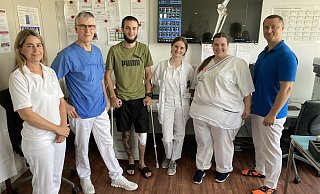 Freuen sich über die gelungene Knie-Operation: Janina Jäger, Dokumentationsassistentin im Endoprothetik-Zentrum, Dr. med. Rainer Denstorf-Mohr, Chefarzt der Klinik für Unfallchirurgie, Orthopädie und Wirbelsäulenchirurgie; Patient Makysm Kryvokhyzha, Liudmyla Amelina, Übersetzerin und Assistenzärztin aus der Klinik für Neurologie; Sonja Reincke, Gesundheits- und Krankenpflegerin, Andreas Steinbach, Physiotherapeut (v. l.) - Matthias Bungeroth