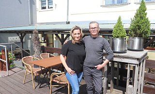 Loredana und Alfio Putrino sind die Wirte vom Brückenhaus. Ab September ändert sich etwas bei den Öffnungszeiten. - Dirk Windmöller (Archivfoto)