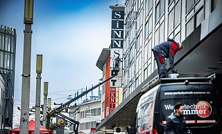 Statt „Karstadt“ steht an der Kaufhaus-Fassade jetzt „Sinn“ - Sarah Jonek Fotografie