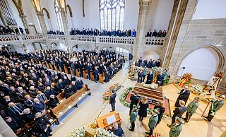 Am Ende der Trauerfeier wird der Sarg in die Framiliengruft unter der Christuskirche niedergelassen. - BESIM MAZHIQI