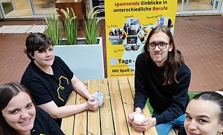 Grit Fiefstück (v. l., Business Development), Ann-Kathrin Albert (Projektmanagement), Timo Förster (Marketing) und Chantal Vogt (Praktikantin) freuen sich auf die Berufsmesser „Fahrplan Zukunft“. Foto: Privat - Privat