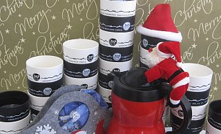 Die Mehrwegbecher backCUP können beim Kreis Höxter gegen eine Service-Gebühr für Weihnachtsfeiern in den Vereinen oder Weihnachtsmärkte in den Städten ausgeliehen werden. - Kreis Höxter