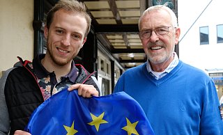 Vereinsvorsitzender Christoph Köster (l.) und Vorstandsmitglied Friedhelm Heckemeyer werben auch mit Fahnen für Europa. - Heike von Schulz