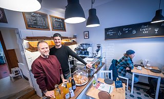 Zur Eröffnung ist "Café Gemach"-Geschäftsführer Benjamin Wabnitz (42, l., neben Milan Walburg) vorbeigekommen. Links geht's in die Küche. - Sarah Jonek Fotografie